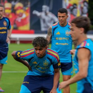 España se prepara para amistoso en México sin tres jugadores clave