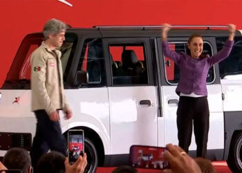 Claudia Sheinbaum lanza Olinia, el primer coche eléctrico mexicano