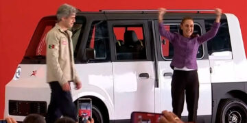 Claudia Sheinbaum lanza Olinia, el primer coche eléctrico mexicano